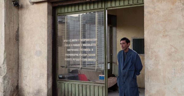 Ο Ματέο Γκαρόνε επιστρέφει στον κόσμο του εγκλήματος με έναν ταπεινό θρίαμβο