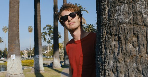 Το «Under the Silver Lake» είναι μια υπέροχη αποτυχία, βγαλμένη από τα πιο νουάρ όνειρα της Πόλης των Αγγέλων