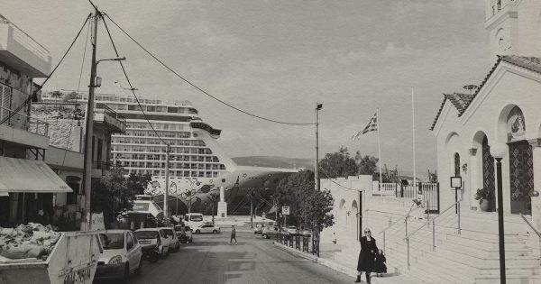 Ο Γιώργος Λάνθιμος και η Έμα Στόουν σε μία ανατρεπτική,
φωτογραφική βόλτα στον Πειραιά (και όχι μόνο)
