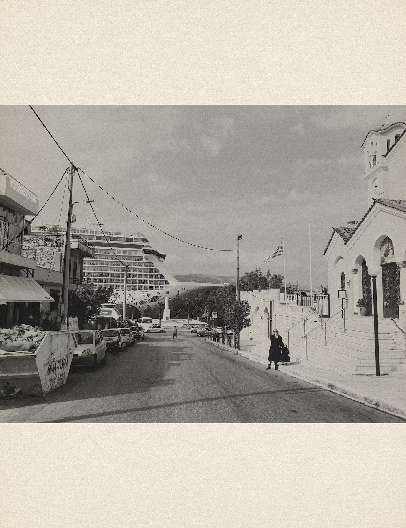 Ο Γιώργος Λάνθιμος και η Έμα Στόουν σε μία ανατρεπτική, φωτογραφική βόλτα στον Π