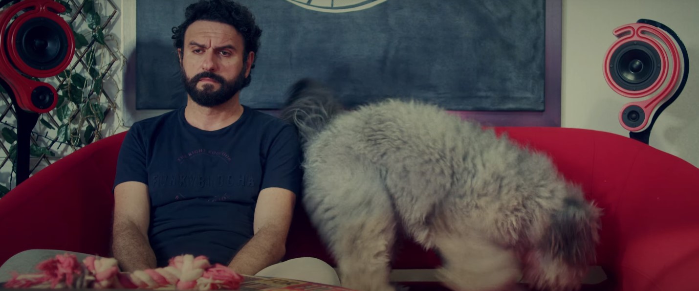 Άκου ποιος Μιλάει