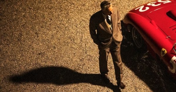 Βενετία 2023: Το «Ferrari» αποδεικνύει ότι ακόμη κι ένας λιγότερο σπουδαίος Μάικλ Μαν παραμένει ένας απαραίτητος Μάικλ Μαν