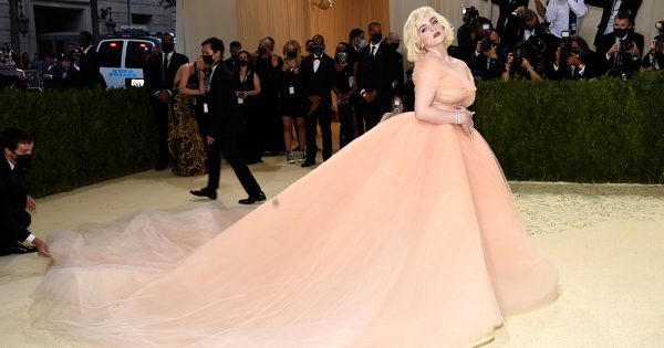 Κόκκινο χαλί: Το Met Gala επέστρεψε με ένα “λεξικό μόδας”