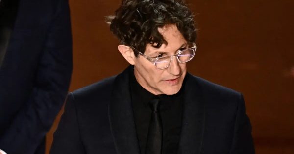 «Μια Κατοχή που σφετερίζεται ένα Ολοκαύτωμα»: Ο Τζόναθαν Γκλέιζερ κρατά τα Όσκαρ στην πραγματικότητα