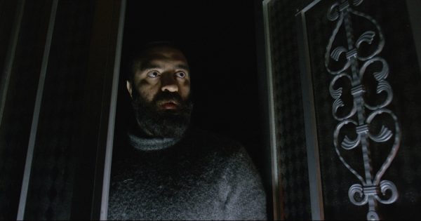 Μην Ανοίγεις την Πόρτα