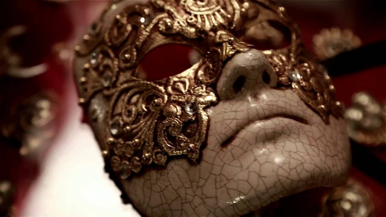 Βίντεο: Τι κοινό έχει το «Μάτια Ερμητικά Κλειστά» με το «Guests» του Λέοναρντ Κοέν;