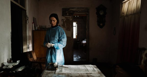Βενετία 2024: Το συνταρακτικό «April» της Ντέα Κουλουμπεγκασβίλι είναι η δική μας πρόταση για το φετινό Χρυσό Λιοντάρι