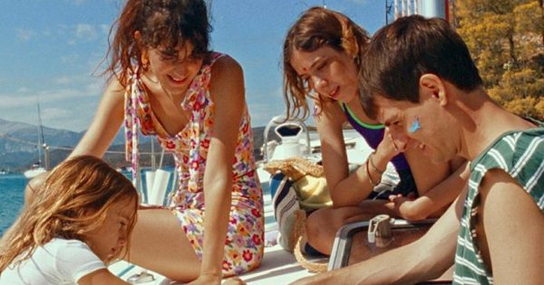 Κάννες 2024: To «Κιούκα: Πριν το Τέλος του Καλοκαιριού» είναι μια υπέροχη sui generis ταινία που την κατάπιε το ελληνικό καλοκαίρι