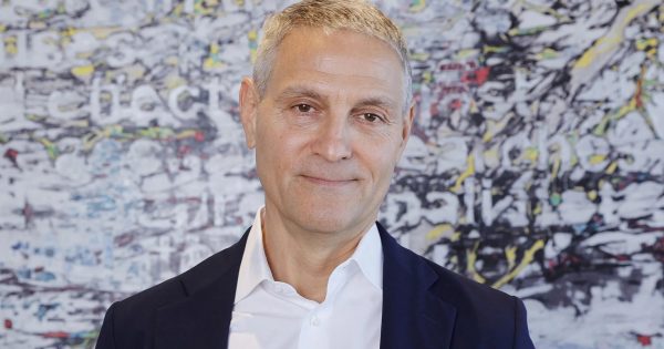 O Άρι Εμάνουελ ζητά την απομάκρυνση του Νετανιάχου από την ηγεσία του Ισραήλ