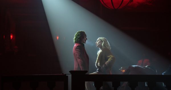 Αποκλειστικό: Χοακίν Φίνιξ και Lady Gaga μοιράζονται αμοιβαία τρέλα (και αγάπη) στο «Joker: Τρέλα για Δυο»