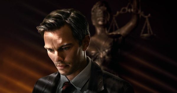 [Κριτική] «Juror #2»: Μια ύστερη, σημαίνουσα αλλά και κρίσιμα ατελής στιγμή μιας αρραγούς φιλμογραφίας