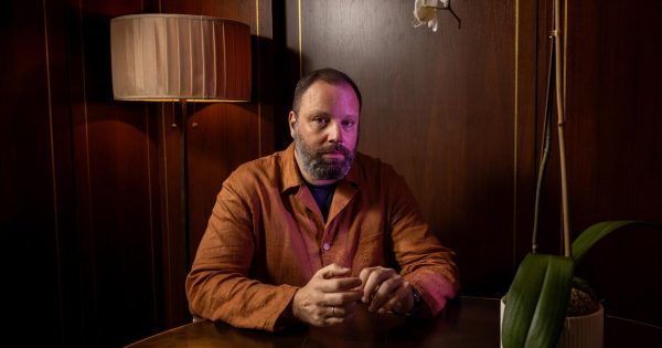 Ο Λάνθιμος ανταπαντά στις «ψευδείς και δυσφημιστικές αναφορές για τα γυρίσματα» στην Ακρόπολη