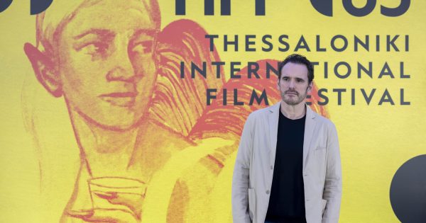 «Ο Γιώργος Λάνθιμος μπορεί να είναι Έλληνας, αλλά ανήκει σε όλους μας»: Στη Συνέντευξη Τύπου του Ματ Ντίλον