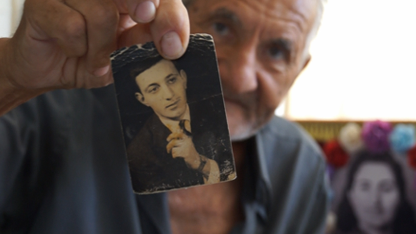 Όλο Γελούσε