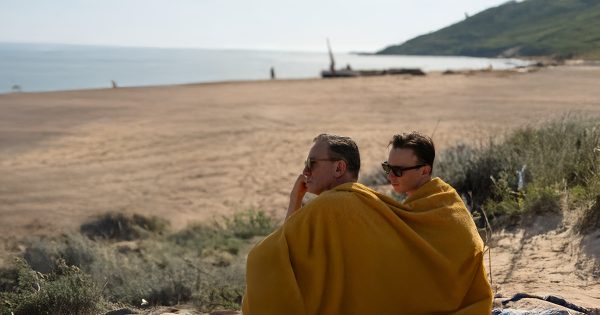 Οι ΝΥΧΤΕΣ ΠΡΕΜΙΕΡΑΣ παρουσιάζουν το πολυσυζητημένο «QUEER» του Λούκα Γκουαντανίνο σε πανελλήνια πρώτη προβολή στο Ίδρυμα Βασίλη & Ελίζας Γουλανδρή