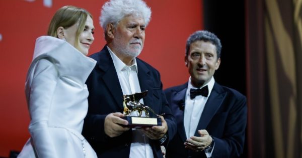 Στον Πέδρο Αλμοδόβαρ το Χρυσό Λιοντάρι του 81ου Φεστιβάλ Βενετίας