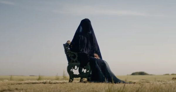 Tρέιλερ: Φυλαχθείτε από τη «Woman in the Yard»
