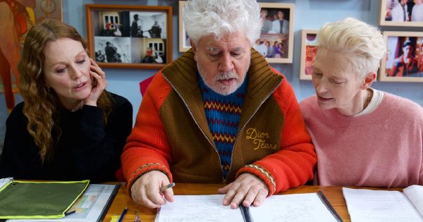 Όταν η Τίλντα Σουίντον συνάντησε την Τζούλιαν Μουρ: Τρέιλερ για το «The Room Next Door» του Πέδρο Αλμοδόβαρ