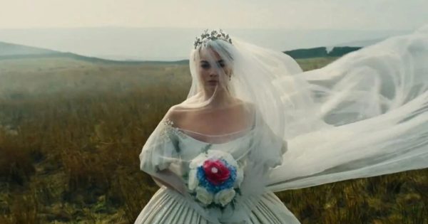 H Έμεραλντ Φένελ υπόσχεται «πρωτόγονο ερωτισμό» στα «Ανεμοδαρμένα Ύψη» της