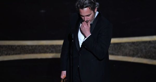 «Ήμουν φοβισμένος»: Ο Χοακίν Φίνιξ μιλάει για τον λόγο του στην απονομή των Όσκαρ