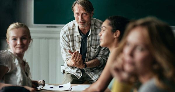 Ταινία της Εβδομάδας: Βίντερμπεργκ και Μίκελσεν λένε «Άσπρο Πάτο» μπροστά στα υπαρξιακά αδιέξοδα
