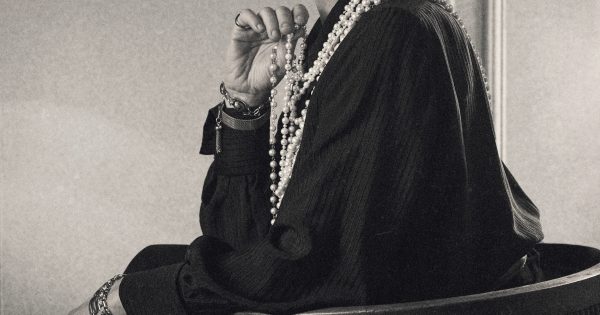 Μεγάλες (κομψές) προσδοκίες: Ζιλιέτ Μπινός και Μπεν Μέντελσον υποδύονται θρύλους της Μόδας