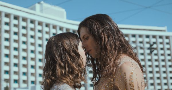 «Θα φέρναμε τα πάνω-κάτω στην Αθήνα»: Κυκλοφόρησε το τρέιλερ του «Broadway» σε σκηνοθεσία Χρήστου Μασσαλά