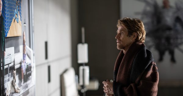Tαινία της εβδομάδας: Το «Inside» στήνει ένα θριλερικό installation γύρω από τον Γουίλεμ Νταφό