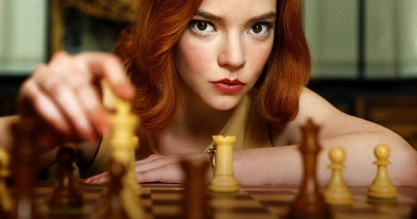 Ώρα για σκάκι: Ο Μάγκνους Κάρλσεν αναλύει το «Queen’s Gambit» [βίντεο]