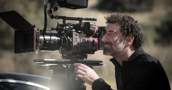 «Είμαι στα στέκια με βαμπίρς και με φαντάσματα»: Το αποτύπωμα του Γιάννη Οικονομίδη στην ποπ κουλτούρα