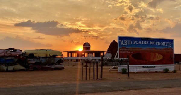 Στο αστερισμό του «Asteroid City»: Εικόνες από την παραγωγή του πρώτου Γουές Άντερσον της χρονιάς
