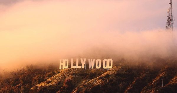 Ομίχλη στο Χόλιγουντ: Η Paramount μηνύει την Warner Bros., ο Πρόεδρος Τραμπ παίρνει θέση
