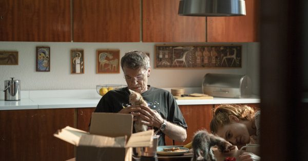 Ταινία της Εβδομάδας: Η «Σελήνη, 66 Ερωτήσεις» δεν εγκαταλείπει ποτέ το βαρυτικό πεδίο της αγάπης