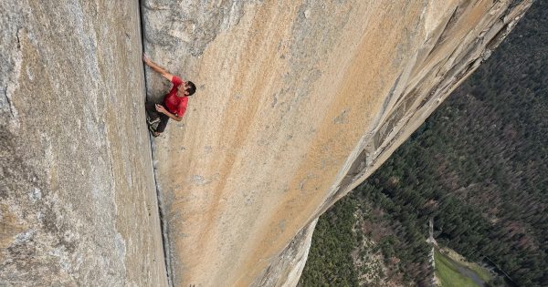 Βίντεο: Ο πρωταγωνιστής του «Free Solo» κρίνει ορειβατικές στιγμές του Χόλιγουντ