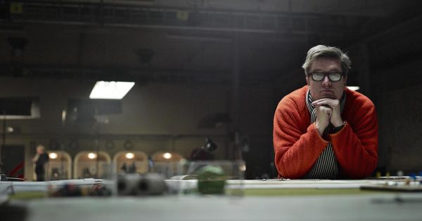 Άσε το καλό να μπει: Ο Τόμας Άλφρεντσον επιστρέφει με μίνι σειρά βασισμένη σε υλικό του Ίνγκμαρ Μπέργκμαν