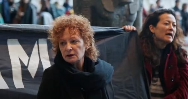Tρέιλερ: Το συγκλονιστικό «Αll the Beauty and the Bloodshed» της Λόρα Πόιτρας