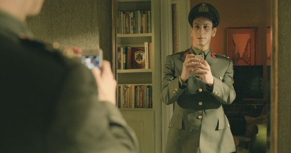 Ο Ζαχαρίας Μαυροειδής και ο Μιχάλης Σαράντης επιστρατεύονται προκειμένου να μας μιλήσουν για τον «Απόστρατο»