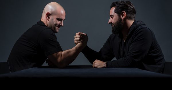 Ο Γιώργος και ο Πάνος Γούσης μιλούν στο ΣΙΝΕΜΑ για τον χαρισματικό «Χειροπαλαιστή»