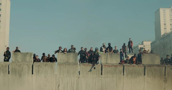 Αγριεμένο θέαμα, λίγη ουσία και ιδεολογία μπάχαλο στην «Athena» του Ρομέν Γαβρά