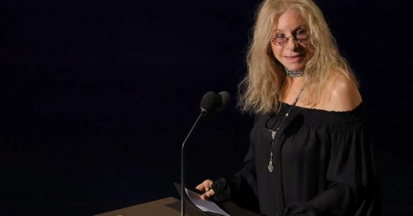 Τραυματίστηκε στο γόνατο η Μπάρμπρα Στρέιζαντ, θα είναι απούσα από την τιμητική της βράβευση στις Κάννες
