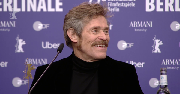 Berlinale 2023: O Γουίλεμ Νταφό κλέβει την παράσταση στη συνέντευξη τύπου του «Inside» του Βασίλη Κατσούπη