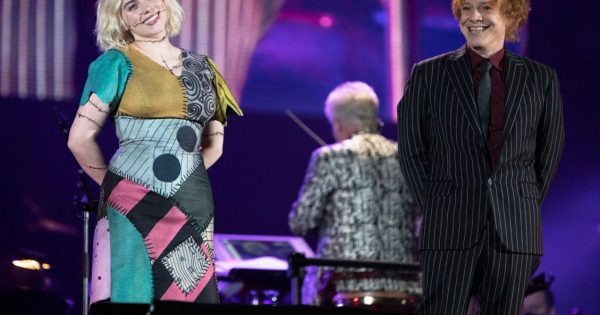 Η Μπίλι Άιλις ερμηνεύει το «Sally’s Song» στη live συναυλία του «Χριστουγεννιάτικου Εφιάλτη»