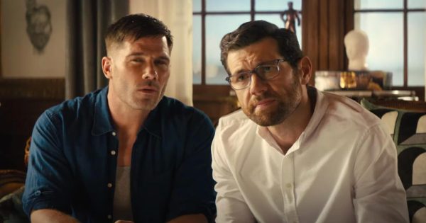 Τρέιλερ «Bros»: Ο Μπίλι Άιχνερ στήνει queer ρομαντική κομεντί με αποκλειστικά queer καστ