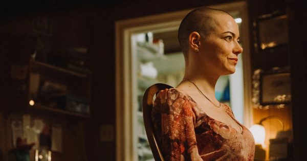 Bald (and bold) Emma: Κυκλοφόρησε το νέο τρέιλερ της «Βουγονίας» του Γιώργου Λάνθιμου