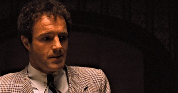 Τσαντίλας στην οθόνη, τσαντίλας και στη ζωή: Γιατί ο Τζέιμς Κάαν έφυγε από την πρώτη προβολή του «Νονού»;