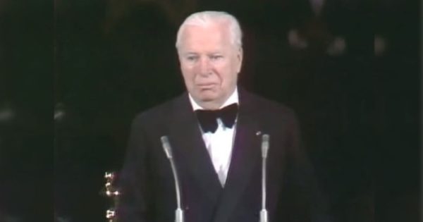 Η #1 στιγμή των Όσκαρ: Ο Τσάρλι Τσάπλιν παίρνει τιμητικό και το κοινό χειροκροτά για 12 λεπτά