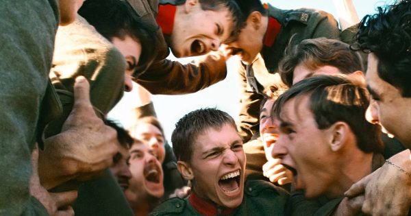 Κάννες 2026: Στο «Coward» η τρυφερή ματιά του Λούκας Ντοντ ανατρέπει τη φρίκη του πολέμου