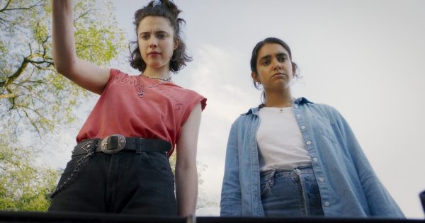 Τρέιλερ για το υποσχόμενο «Drive-Away Dolls» σόλο ντεμπούτο του Ίθαν Κοέν