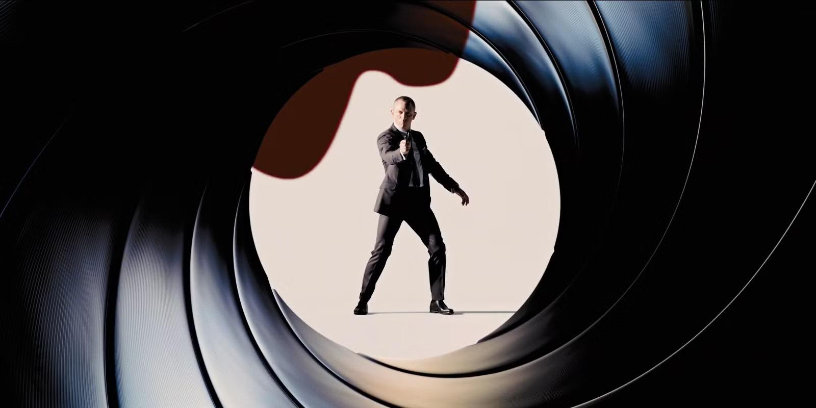 daniel-craig-in-a-james-bond-gun-barrel-sequence_1581_107781268