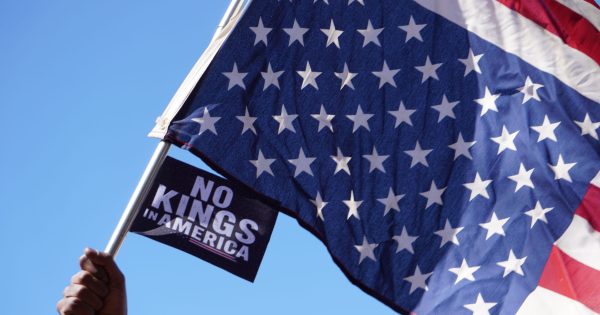 «No Kings» ξεσηκωμός: Οι ΗΠΑ πάλλονται, διάσημοι στους δρόμους να στηρίζουν μια εξέγερση